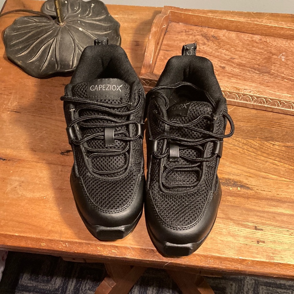 NWOT! capizio big kids size 4 black Fierce Dansneaker, show no signs of wear